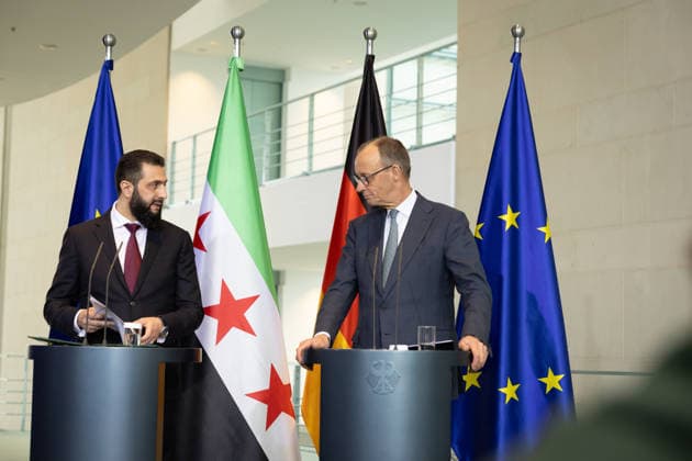 Pressekonferenz mit Bundeskanzler Friedrich Merz (CDU) und dem syrischen Praesidenten Ahmed al-Scharaa (li.) am Montag (30.03.2026) nach den Gespraechen im Bundeskanzleramt in Berlin. Zu den Gespraechsthemen zaehlten der Nahostkrieg in der Region, die Rueckfuehrung syrischer Fluechtlinge in ihre Heimat und der Wiederaufbau des Landes zaehlen. Al-Scharaa war nach dem Sturz von Machthaber Baschar al-Assad im Dezember 2024 zum Uebergangspraesidenten ernannt worden. Seitdem bemueht er sich um internationale Anerkennung. Wegen seiner Vergangenheit als Ex-Dschihadist und des Umgangs mit Minderheiten ist er jedoch umstritten. (Siehe epd-Meldung vom 30.03.2026) EDITORIAL USE ONLY