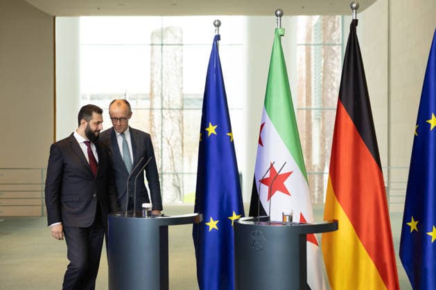 Pressekonferenz mit Bundeskanzler Friedrich Merz (CDU) und dem syrischen Praesidenten Ahmed al-Scharaa (li.) am Montag (30.03.2026) nach den Gespraechen im Bundeskanzleramt in Berlin. Zu den Gespraechsthemen zaehlten der Nahostkrieg in der Region, die Rueckfuehrung syrischer Fluechtlinge in ihre Heimat und der Wiederaufbau des Landes zaehlen. Al-Scharaa war nach dem Sturz von Machthaber Baschar al-Assad im Dezember 2024 zum Uebergangspraesidenten ernannt worden. Seitdem bemueht er sich um internationale Anerkennung. Wegen seiner Vergangenheit als Ex-Dschihadist und des Umgangs mit Minderheiten ist er jedoch umstritten. (Siehe epd-Meldung vom 30.03.2026) EDITORIAL USE ONLY