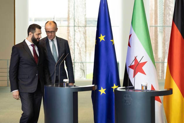 Pressekonferenz mit Bundeskanzler Friedrich Merz (CDU) und dem syrischen Praesidenten Ahmed al-Scharaa (li.) am Montag (30.03.2026) nach den Gespraechen im Bundeskanzleramt in Berlin. Zu den Gespraechsthemen zaehlten der Nahostkrieg in der Region, die Rueckfuehrung syrischer Fluechtlinge in ihre Heimat und der Wiederaufbau des Landes zaehlen. Al-Scharaa war nach dem Sturz von Machthaber Baschar al-Assad im Dezember 2024 zum Uebergangspraesidenten ernannt worden. Seitdem bemueht er sich um internationale Anerkennung. Wegen seiner Vergangenheit als Ex-Dschihadist und des Umgangs mit Minderheiten ist er jedoch umstritten. (Siehe epd-Meldung vom 30.03.2026) EDITORIAL USE ONLY