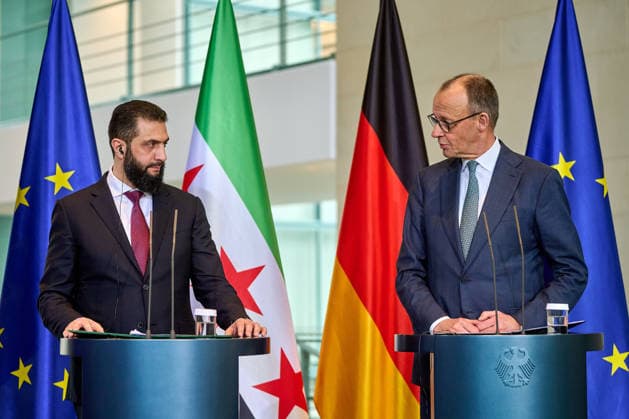 Syriens Übergangspräsident Ahmed al-Sharaa und Bundeskanzler Friedrich Merz bei einer Pressekonferenz im Bundeskanzleramt anlässlich seines Besuchs in Berlin. Syria s interim president, Ahmed al-Sharaa, and German Chancellor Friedrich Merz at a press conference at the Federal Chancellery during his visit to Berlin. snapshot-photography F.Boillot