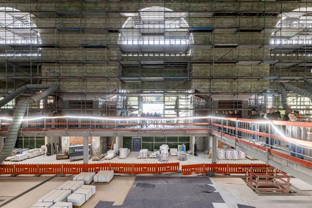 Blick in den denkmalgeschützten Bonatzbau. Tage der offenen Baustelle am neuen Hauptbahnhof. Drei Tage lang können sich Besucher über das Milliardenprojekt Stuttgart 21 informieren. Für die Besuchersteuerung wurden kostenlose Tickets ausgegeben, die innerhalb weniger Tage vergeben waren. Bis Ostermonat werder wieder rund 80000 Besucher erwartet. Wann der neue Durchgangsbahnhof öffnet, ist weiter unklar. Der Termin wurde bereits mehrfach verschoben. 04.04.2026, Stuttgart, Baden-Württemberg, Deutschland