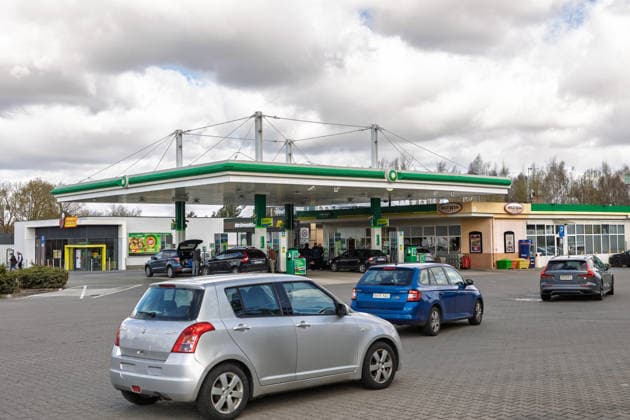 06.04.2026 - Deutsche Bürger tanken in Polen billigeren Kraftstoff in ihr Fahrzeug, weil die Preise pro Liter in Deutschland über zwei Euro liegen und dadurch sehr teuer sind Dobra Lubieszyn Westvorpommern Polen