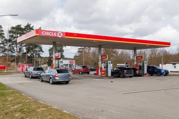 06.04.2026 - Deutsche Bürger tanken in Polen billigeren Kraftstoff in ihr Fahrzeug, weil die Preise pro Liter in Deutschland über zwei Euro liegen und dadurch sehr teuer sind Dobra Lubieszyn Westvorpommern Polen