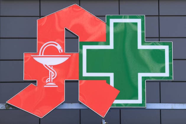 Apotheke am 06.04.2026 in Oberhausen Als Apotheke wird ein Ort bezeichnet, an dem Arzneimittel und Medizinprodukte abgegeben, geprüft und hergestellt werden. Zudem ist es eine Hauptaufgabe des Apothekers und des übrigen Apothekenpersonals, die Kunden zu beraten, sie über Nebenwirkungen aufzuklären und mögliche Wechselwirkungen mit anderen Medikamenten aufzudecken. Zusätzlich zu der Abgabe von Arzneimitteln verkaufen Apotheken auch apothekenübliche Artikel wie Nahrungsergänzungsmittel, kosmetische Erzeugnisse und weitere Waren mit gesundheitsförderndem Bezug.