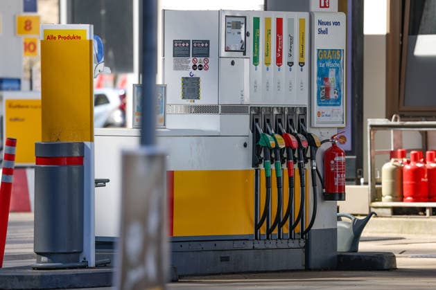 Wie hoch geht der Spritpreis wegen des Krieges im Iran? Eine Zapfsaeule (Zapfsäule) mit eingehaengten (eingehängten) Zapfpistolen an einer Shell Tankstelle in Siegen. Die Preise haben schon lange deutlich die 2 Euro Marke ueberschritten (überschritten). Tankstelle, Spritpreise am 07.04.2026 in Siegen Deutschland.