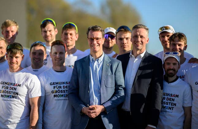 (l-r) Ministerpräsident Hendrik Wüst (NRW), Sebastian Schulte (CEO Deutz AG und ehemaliger Ruderer) mit Kanuten und Ruderern, gemeinsam für die Olympia Bewerbung KölnRheinRuhr, Ministerpräsident Hendrik Wüst (NRW) besucht das Bundesleistungszentrum Kanusport, am 07.04.2026 in Duisburg Deutschland. Bundesleistungszentrum Kanusport