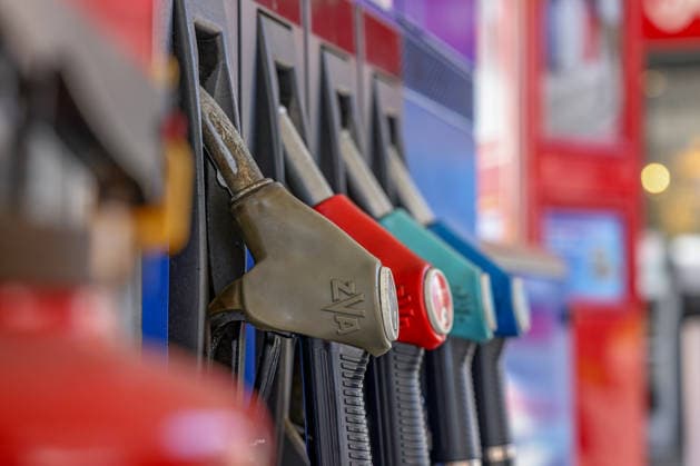 Wie hoch geht der Spritpreis wegen des Krieges im Iran? Eine Zapfsaeule (Zapfsäule) mit eingehaengten (eingehängten) Zapfpistolen an einer ESSO Tankstelle in Freudenberg. Die Preise haben schon lange deutlich die 2 Euro Marke ueberschritten (überschritten). Tankstelle, Spritpreise am 08.04.2026 in Freudenberg Deutschland.