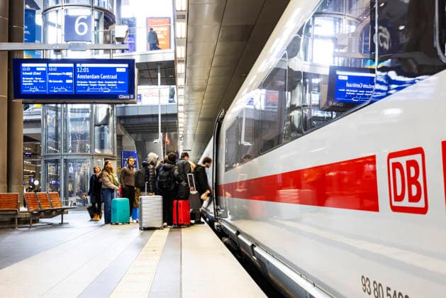 Hauptbahnhof Berlin. ICE am Bahnsteig mit Reisenden. ICE144 nach Amsterdam CS. 24.03.2026, Berlin, Deutschland