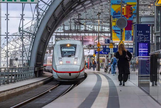 Hauptbahnhof Berlin. Reisende am Bahnsteig. Einfahrender Zug. ICE. 25.03.2026, Berlin, Deutschland