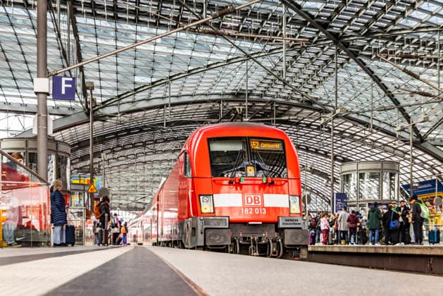 Hauptbahnhof Berlin mit Zug. Reisende am Bahnsteig. Einfahrender Zug. RegionalExpress RE2 nach Cottbus. 27.03.2026, Berlin, Deutschland