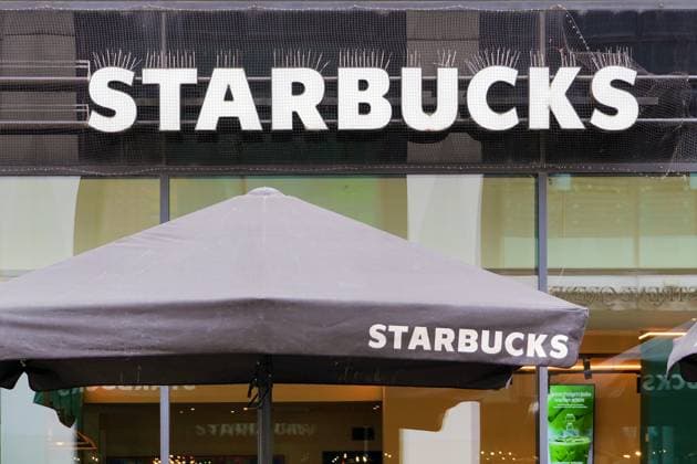Lust auf Kaffee? STARBUCKS, Kaffeeprodukte, Werbeschrift an der Fassade eines Stores, hier Leipzig, Sachsen