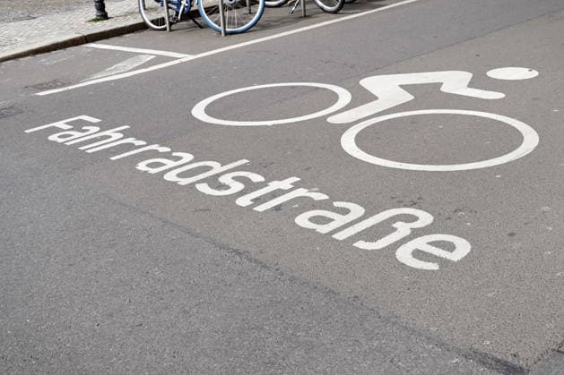 Verkehrsberuhigung, sicheres Radfahren in der Stadt, Fahrradstraße, Piktogramm und Schrift auf dem Asphalt
