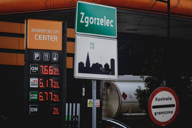 News Bilder des Tages Preistafel in Zloty direkt an der deutsch-polnischen Grenze, aufgenommen in Zgorzelec, 10.04.2026. Aufgrund der politischen Situation im Nahen Osten sind die Benzinpreise in den letzten Wochen vor allem in Deutschland explodiert. Der Tanktourismus steigt in der Grenzregion aufgrund des Benzinpreisdeckels in Polen Zgorzelec Polen Copyright: xFlorianxGaertnerx