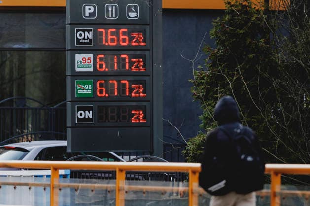 Preistafel in Zloty direkt an der deutsch-polnischen Grenze, aufgenommen in Zgorzelec, 10.04.2026. Aufgrund der politischen Situation im Nahen Osten sind die Benzinpreise in den letzten Wochen vor allem in Deutschland explodiert. Der Tanktourismus steigt in der Grenzregion aufgrund des Benzinpreisdeckels in Polen Zgorzelec Polen Copyright: xFlorianxGaertnerx