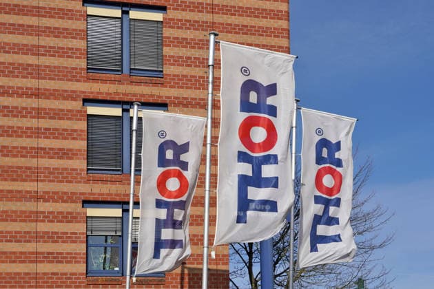 THOR, Thor Industriemontagen GmbH & Co. KG, Haus-, Gebäude- und Versorgungsstechnik inkl. Fachkräften für Bauvorhaben in Deutschland, Firmengebäude in Erfurt mit Werbefahnen, Thüringen