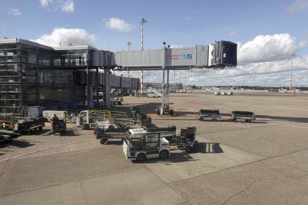 Gangway auf dem Flughafen ragt über die Parkfläche, davor warten Servicefahrzeuge, Düsseldorf, Nordrhein-Westfalen, Deutschland Gangway at the airport towers over the parking area with service vehicles waiting in front of it, Düsseldorf, North Rhine-Westphalia, Germany Copyright: imageBROKER ErichxTeister iblete17221315.jpg