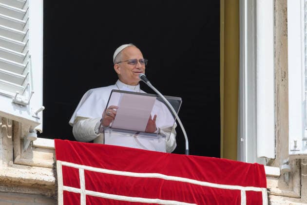 ITALY - POPE LEO XIV WAVES RO THE CROWD FROM THE WINDOW OF THE APOSTOLIC PALACE OVERLOOKING ST PETER S SQUARE DURING THE ANGELUS PRAYER AT THE VATICAN- 2026 4 12 Italy, Rome, Vatican, 2026 4 12.Pope Leo XIV waves to the crowd from the window of the apostolic palace overlooking St. Peter s square during the Angelus prayer in the Vatican EDITORIAL USE ONLY - NO BOOKS Copyright: xVATICANxMEDIAx