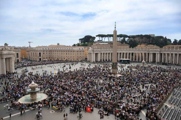 ITALY - POPE LEO XIV WAVES RO THE CROWD FROM THE WINDOW OF THE APOSTOLIC PALACE OVERLOOKING ST PETER S SQUARE DURING THE ANGELUS PRAYER AT THE VATICAN- 2026 4 12 Italy, Rome, Vatican, 2026 4 12.Pope Leo XIV waves to the crowd from the window of the apostolic palace overlooking St. Peter s square during the Angelus prayer in the Vatican EDITORIAL USE ONLY - NO BOOKS Copyright: xVATICANxMEDIAx