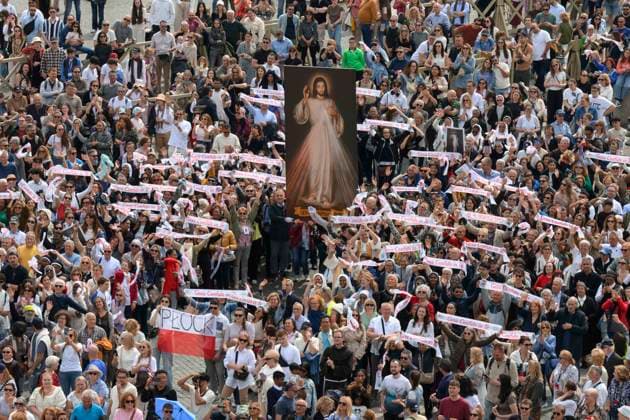 ITALY - POPE LEO XIV WAVES RO THE CROWD FROM THE WINDOW OF THE APOSTOLIC PALACE OVERLOOKING ST PETER S SQUARE DURING THE ANGELUS PRAYER AT THE VATICAN- 2026 4 12 Italy, Rome, Vatican, 2026 4 12.Pope Leo XIV waves to the crowd from the window of the apostolic palace overlooking St. Peter s square during the Angelus prayer in the Vatican EDITORIAL USE ONLY - NO BOOKS Copyright: xVATICANxMEDIAx