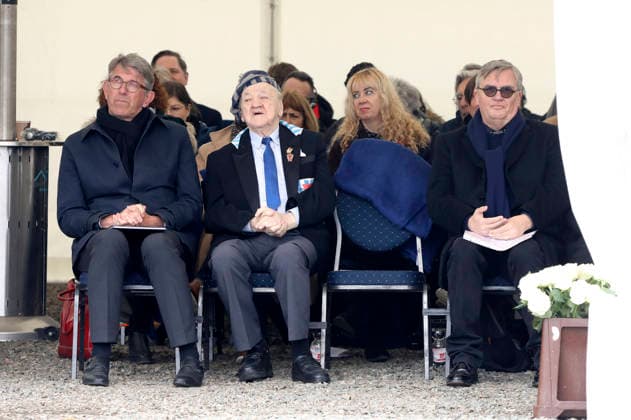 Wolfram Weimer, Alojzy Maciak aus Warschau, Überlebender des KZ Buchenwald, und Hape Kerkeling bei der Kranzniederlegung zum 81. Jahrestag der Befreiung des Konzentrationslagers Buchenwald und Mittelbau-Dora. Weimar, 12.04.2026
