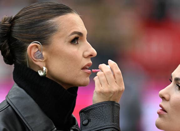 12.04.2026, xophax, Fussball 1.Bundesliga, 1.FC Koeln - Werder Bremen. DAZN .Laura Wontorra wird geschminkt. (DFL DFB REGULATIONS PROHIBIT ANY USE OF PHOTOGRAPHS as IMAGE SEQUENCES and or QUASI-VIDEO) Koeln