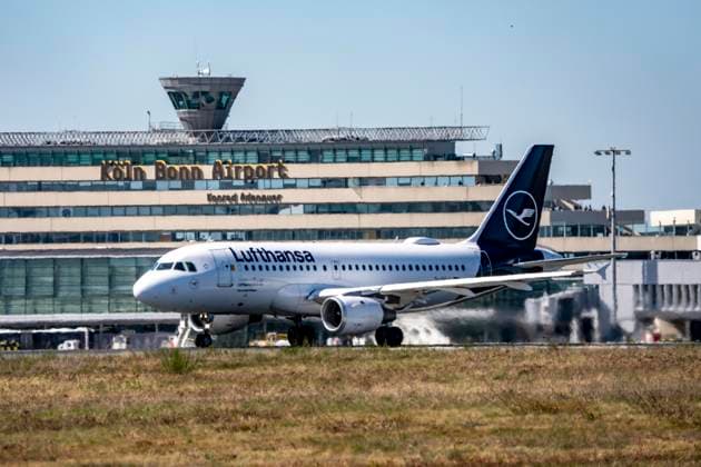 Lufthansa Cityline Airbus, beim Start auf dem Flughafen Köln-Bonn, Interkontinentalbahn, 13L-31R, 3.815 Meter lang, Terminal 1 Gebäude, NRW, Deutschland Flughafen Köln-Bonn