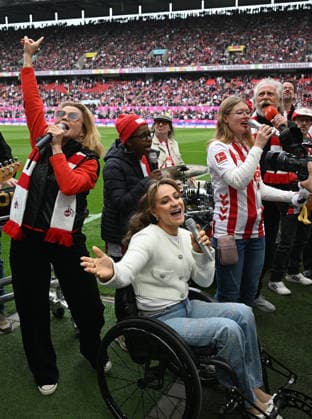 12.04.2026, xophax, Fussball 1.Bundesliga, 1.FC Koeln - Werder Bremen. Aktion Mensch . Inklusionssong, Stadion. v.l.n.rechts : Annette Frier , Kristina Vogel , Shary Reeves , Guildo Horn , Henning Krautmacher . (DFL DFB REGULATIONS PROHIBIT ANY USE OF PHOTOGRAPHS as IMAGE SEQUENCES and or QUASI-VIDEO) Koeln