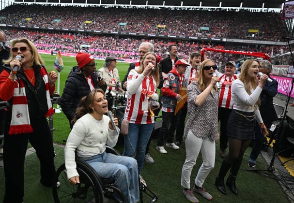 12.04.2026, xophax, Fussball 1.Bundesliga, 1.FC Koeln - Werder Bremen. Aktion Mensch . Inklusionssong, Stadion. v.l.n.rechts : Annette Frier , Kristina Vogel , Shary Reeves , Guildo Horn , Henning Krautmacher . (DFL DFB REGULATIONS PROHIBIT ANY USE OF PHOTOGRAPHS as IMAGE SEQUENCES and or QUASI-VIDEO) Koeln