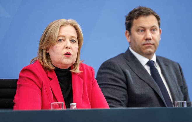Presseunterrichtung zu den Ergebnissen der Beratungen des Koalitionsausschusses Pressestatement zu den Ergebnissen des Koalitionsausschusses mit dem Parteivorsitzenden der CSU, Dr. Markus Söder MdL, Bundeskanzler Friedrich Merz (CDU), Bundesministerin für Arbeit und Soziales und Parteivorsitzenden der SPD, Bärbel Bas und Lars Klingbeil (SPD), Bundesfinanzminister am 13.04.2026 im Kanzleramt in Berlin. Bärbel Bas spricht zu den Anwesenden. Berlin Berlin Deutschland Kanzleramt