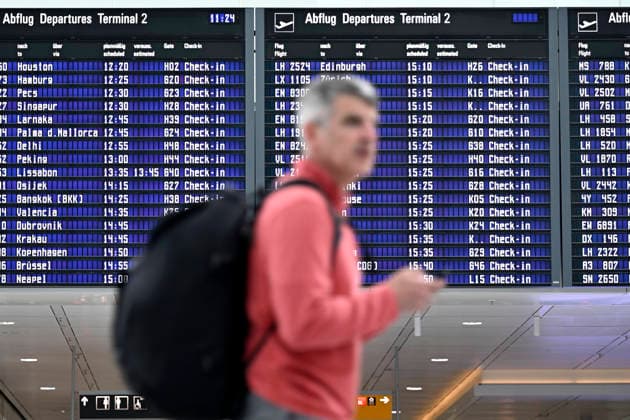 Ein Fluggast wartet vor einer Anzeigetafel mit Lufthansa-Flügen zu sehen am Rande der Eröffnung des Terminal 1-Pier am Flughafen München Franz Josef Strauß. (Themenbild, Symbolbild) München, 13.04.2026 Bayern Deutschland Copyright: xDwixAnoraganingrumx