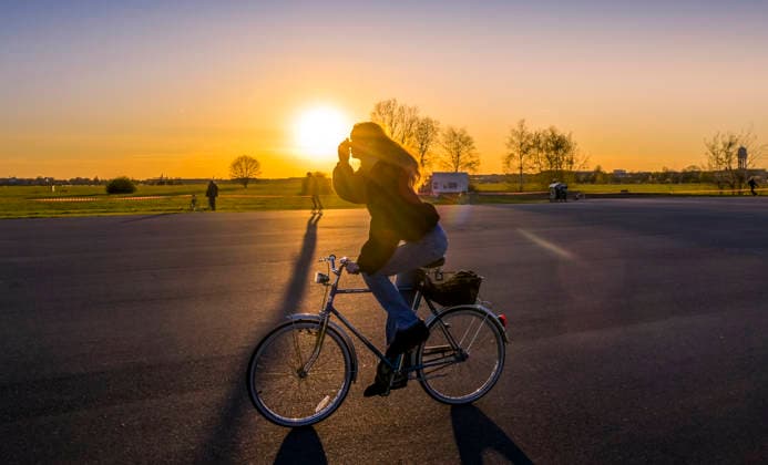Radfahrerin, Freizeit, Tempelhofer Feld, Tempelhof, Berlin, Deutschland