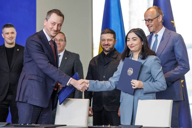Reem Alabali-Radovan (SPD), Bundesministerin fuer wirtschaftliche Zusammenarbeit und Oleksii Sobolev, Entwicklung, und Minister fuer Wirtschaft, Umwelt und Landwirtschaft der Ukraine unterzeichnen Absichtserklaerung zur Foerderung des Wiederaufbaus und Widerstandsfaehigkeit der Industrie im Bundeskanzleramt im Bundeskanzleramt in Berlin am 14.04.2026. Berlin Berlin Deutschland Kanzleramt