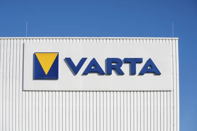 Firmenlogo an einem Industriegebäude des Batterieherstellers Varta, Standort Nördlingen, Landkreis Donau-Ries, Nördlinger Ries, Bayern, Deutschland Company logo on an industrial building owned by battery manufacturer Varta, site in Nördlingen, Donau-Ries district, Nördlinger Ries, Bavaria, Germany Copyright: imageBROKER MarkusxKeller iblmkl17338310.jpg