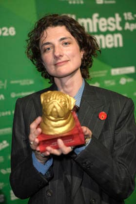 Daisy Bevan nimmt den Preis für ihre Großmutter entgegen bei der Verleihung des Bremer Filmpreises der Sparkasse für Vanessa Redgrave auf dem 11. Filmfest Bremen im großen Saal des Theaters am Goetheplatz. Bremen, 15.04.2026