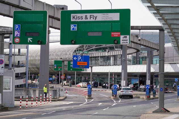 Düsseldorf, Nordrhein-Westfalen, Deutschland, Europa, Flughafen Düsseldorf, Airport, Terminal, Zufahrt, Infrastruktur, Straßenverkehr, Beschilderung, Verkehrsschilder, Wegweiser, Schriftzug Kiss & Fly, Hinweis 7 Min frei 7 min free 2x pro Tag kostenfrei, Parkhaus P1, P2, P11, Höhenbegrenzung 1,9 m, Feuerwehrspur, Terminal Beschilderung, Drop-off Zone, Ankunftsbereich, PKW, Taxi, Passagiere, Reisende, Gepäck, Trolley, Sicherheitsdienst, Verkehrsführung, Barrieren, Absperrungen, Geschwindigkeitsschild 30, Mobilität, Reiseverkehr, Außenaufnahme, Totale Copyright: xJOERANxSTEINSIEKx