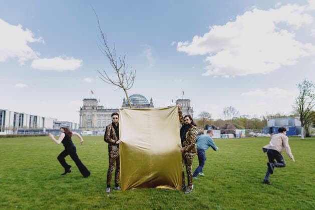(L-R) Siegfried und Joy, Zauberkuenstler, aufgenommen im Rahmen einer Baumpflanzaktion von Ecosia vor dem Deutschen Bundestag in Berlin, 17.04.2026. Berlin Deutschland Copyright: xFlorianxGaertnerx