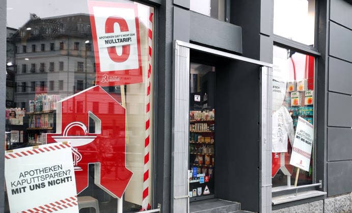 10.04.2026, Berlin - Deutschland. Plakate im Schaufenster weisen auf die Situation der Apotheken hin.