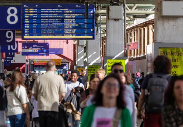 Hauptbahnhof Stuttgart. Menschen am Bahnsteig. 17.04.2026, Stuttgart, Baden-Württemberg, Deutschland