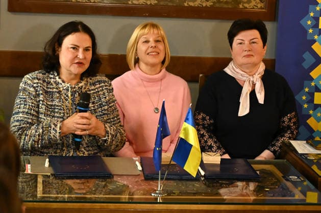 Ambassador of the European Union to Ukraine Katarina Mathernova, director of the Ukrainian Women’s Fund Olesia Bondar and director of the Ukrainian Women’s Congress Svitlana Voitsekhovska (L to R) participate in the signing of an agreement allocating EUR 1.5 million from the European Union to support women’s organisations in Ukraine during the Women for a Stronger Ukraine informal breakfast in Kyiv, Ukraine, April 21, 2026. (Photo by Yevhen Kotenko Ukrinform) Women for a Stronger Ukraine informal breakfast with EU Ambassador Katarina Mathernova  Copyright: xEVGEN_KOTENKOx