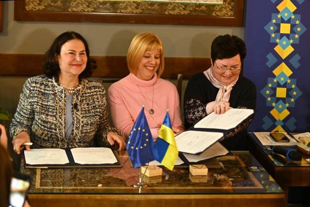 Ambassador of the European Union to Ukraine Katarina Mathernova, director of the Ukrainian Women’s Fund Olesia Bondar and director of the Ukrainian Women’s Congress Svitlana Voitsekhovska (L to R) sign an agreement allocating EUR 1.5 million from the European Union to support women’s organisations in Ukraine during the Women for a Stronger Ukraine informal breakfast in Kyiv, Ukraine, April 21, 2026. (Photo by Yevhen Kotenko Ukrinform) Women for a Stronger Ukraine informal breakfast with EU Ambassador Katarina Mathernova  Copyright: xEVGEN_KOTENKOx