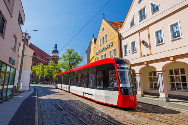 Strassenbahn Cottbus DEU Deutschland Brandenburg Cottbus, 22.04.2026, Neue Strassenbahnen in Cottbus, Ein Strassenbahnfahrzeug (Tram) der neuen Skoda-Modelle faehrt durch die Cottbuser Innenstadt. Insgesamt hat die Stadt Cottbus 22 der modernen Strassenbahnfahrzeuge (SKODA) angeschafft, die schrittweise in Betrieb genommen werden sollen.
