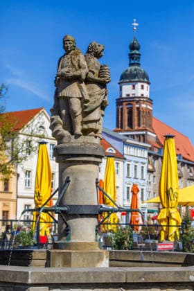 Fruehling in Cottbus DEU Deutschland Brandenburg Cottbus, 22.04.2026, Fruehlingswetter in Cottbus, Stadtbrunnen auf dem Cottbuser Altmarkt, im Hintergrund die Cottbuser Oberkirche.