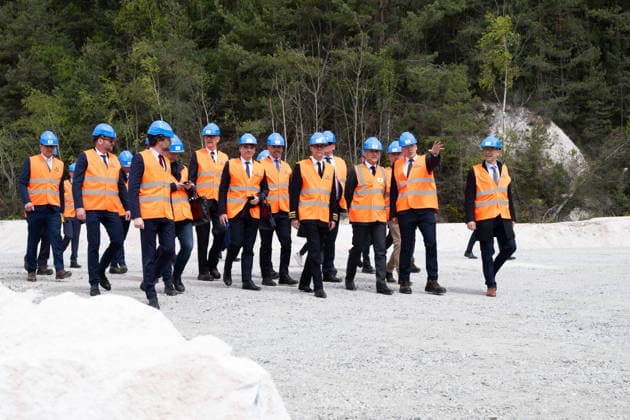 Emmanuel Macron, President of the French Republic, inaugurates one of the 150 major strategic GPS projects selected under the acceleration scheme the Imerys lithium mine at Echassières, April 22, 2026 The President of the French Republic, Emmanuel Macron visits the Echassieres mining project of lithium at the Imerys site, Alliers, Auvergne Rhone Alpes, France Wednesday, April 22, 2026 01ACCORSINIJEANNE IMERYS 003 Credit Jeanne Accorsini SIPA 2604221559 Echassières France  Copyright: xJeannexAccorsini Pool BestimagexJeannexAccorsini Pool Bestimagex