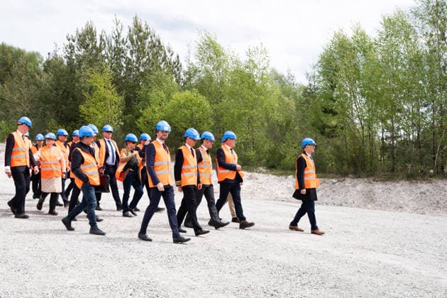Emmanuel Macron, President of the French Republic, inaugurates one of the 150 major strategic GPS projects selected under the acceleration scheme Imerys lithium mine in Echassières, April 22, 2026 The President of the French Republic, Emmanuel Macron visits the Echassieres mining project of lithium at the Imerys site, Alliers, Auvergne Rhone Alpes, France Wednesday, April 22, 2026 01ACCORSINIJEANNE IMERYS 004 Credit Jeanne Accorsini SIPA 2604221559 Echassières France  Copyright: xJeannexAccorsini Pool BestimagexJeannexAccorsini Pool Bestimagex
