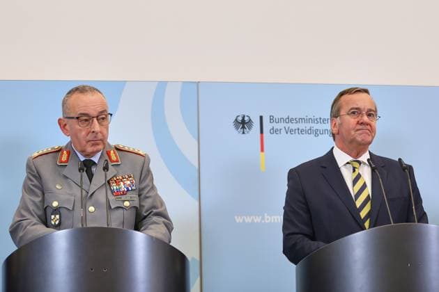 Berlin, Deutschland, 22.04.2026: Bundesministerium der Verteidigung: Pressekonferenz zu ausgewählten Aufträgen aus der Bundeswehrtagung 2025: Carsten Breuer und Bundesminister der Verteidigung Boris Pistorius (SPD), Nils Hilmer (SPD) Copyright: xdtsxNachrichtenagenturx dts_116114