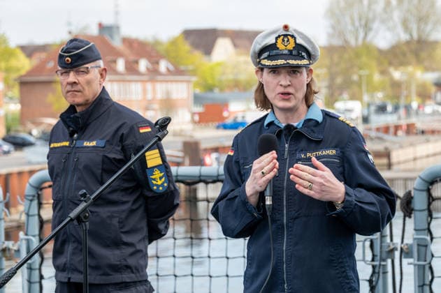 23.04.2026, Kiel, Marinestützpunkt Wik. Pressetermin bei der Deutschen Marine mit dem Schwerpunkt Minenabwehr. Der Inspekteur der Marine, Vizeadmiral Jan Christian Kaack und die Kommandeurin des 3. Minensuchgeschwaders, Fregattenkapitän Inka von Puttkamer stellen die Fähigkeiten und die besondere Bedeutung der Minenabwehrkräfte und deren Einsatzmöglichkeiten vor. Kiel Schleswig-Holstein Deutschland