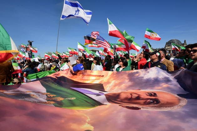Unterstützer von Reza Pahlavi demonstrieren vor dem Reichstag. Demonstration für Reza Pahlavi