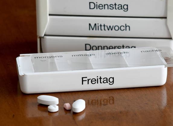 Tablettendispenser mit der Wochenration an verordneten Tabletten Die Bundesregierung strebt eine Gesundheitsreform an.Die Ausgaben der gesetzllchen Krankenkassen wachsen schneller als ihre Ausgaben. Die Krankenkassen sollen Milliarden einsparen, auch die Versicherten sollen zur Kasse gebeten werden.