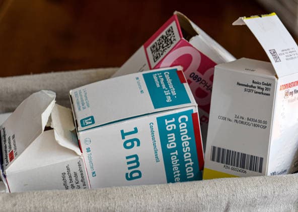 Verschiedene rezeptpflichtige aerztliche verordnete Tabeletten in einem Vorratskorb. Die Bundesregierung strebt eine Gesundheitsreform an.Die Ausgaben der gesetzllchen Krankenkassen wachsen schneller als ihre Ausgaben. Die Krankenkassen sollen Milliarden einsparen, auch die Versicherten sollen zur Kasse gebeten werden.