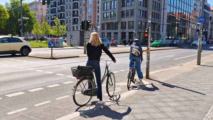 Berlin,23.04.2026,zwei Personen sind mit einem Fahrrad unterwegs